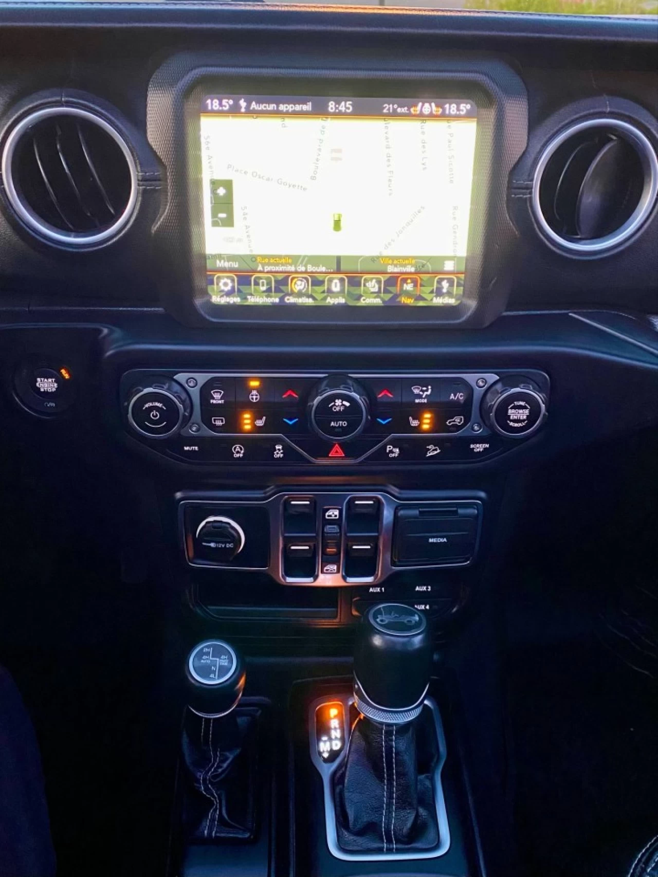 2019 JEEP WRANGLER UNLIMITED EDITION SAHARA 4X4 + TOIT ELECTRIQUE SKY + INYERIEUR CUIR +COULEUR RARE  Image principale