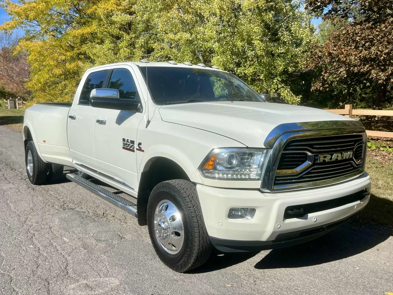 2017 RAM 3500 VERSION LIMITED + CUMMINS 6.7L TURBO DIESEL + CREW CAB + DRW 6 ROUES + TOUTE ÉQUIPÉE + RARE & A1  Main Image