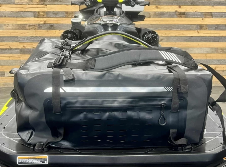 2025 BRP SEA-DOO EXPLORER PRO 230 H.P + IBR + VYS + AUDIO PREMIUM + GPS + SAC LINQ + PARE-BRISE + TOILE + SEULEMENT 3 HR 