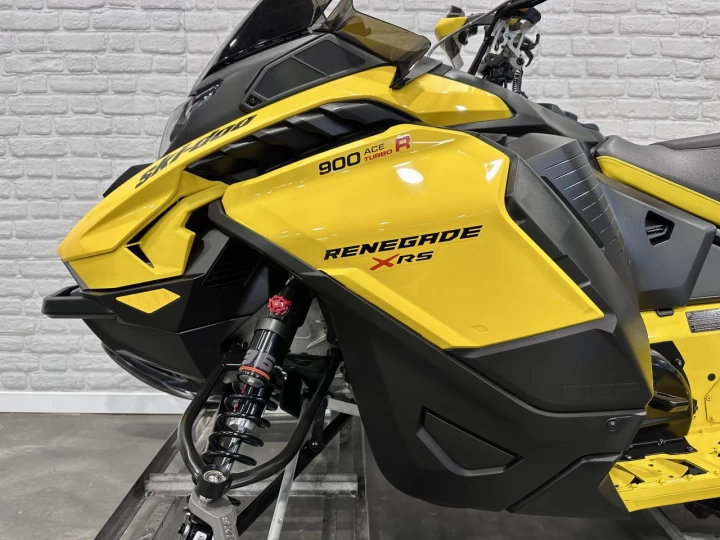 2025 BRP SKI-DOO RENEGADE X-RS 900 TURBO ''R'' 180 H.P + REV GEN5 + 10714 KM + COULEUR RARE & A1 
