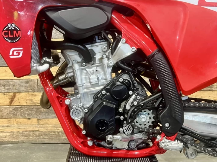 2024 GAS GAS MC 250F EFI + SEULEMENT 3 HR + DEMARREUR ELECTRIQUE + 4 TEMPS + RARE & CONDITION A1 