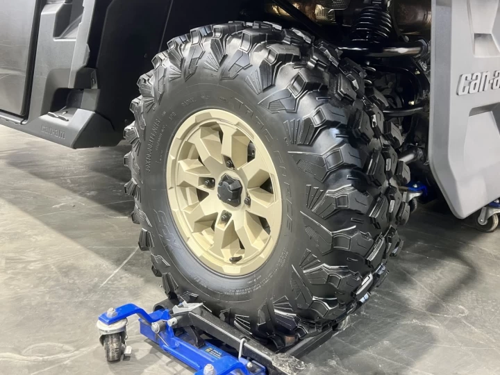 2025 BRP CAN-AM DEFENDER MAX CREW HD-10 LIMITED + 4X4 + DPS + HVAC + AUDIO + 5200 KM + GARANTIE + RARE & A1 