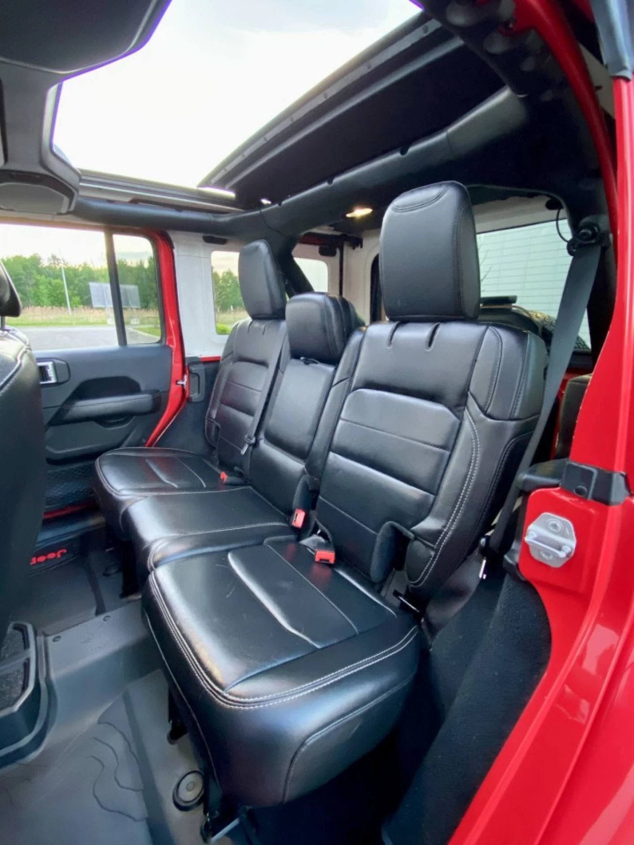 2019 JEEP WRANGLER UNLIMITED EDITION SAHARA 4X4 + TOIT ELECTRIQUE SKY + INYERIEUR CUIR +COULEUR RARE  Image principale