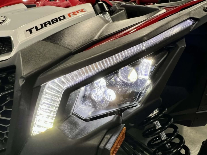 2025 BRP CAN-AM MAVERICK MAX X3 X-RS TURBO ''RR'' 200 H.P + D.P.S + 4X4 + 72'' +4 PASSAGERS + SEULEMENT 1403 KM + RARE & CONDITION A1 