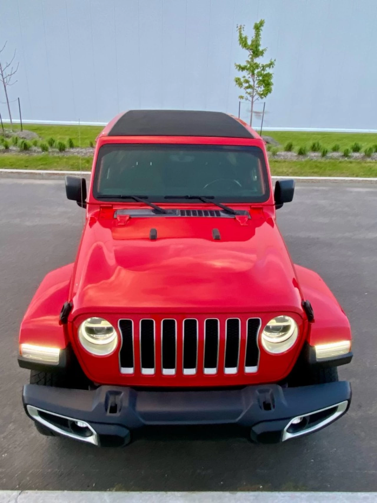 2019 JEEP WRANGLER UNLIMITED EDITION SAHARA 4X4 + TOIT ELECTRIQUE SKY + INYERIEUR CUIR +COULEUR RARE  Image principale