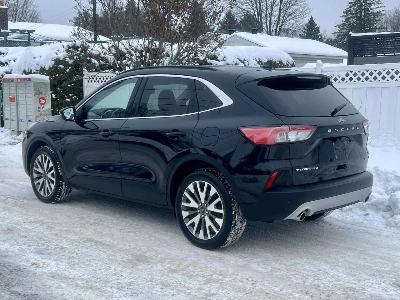 2020 FORD ESCAPE TITANIUM HYBRIDE AWD + 91150 KM + MODELE LUXUEUX & TOUTE ÉQUIPÉE  Image principale