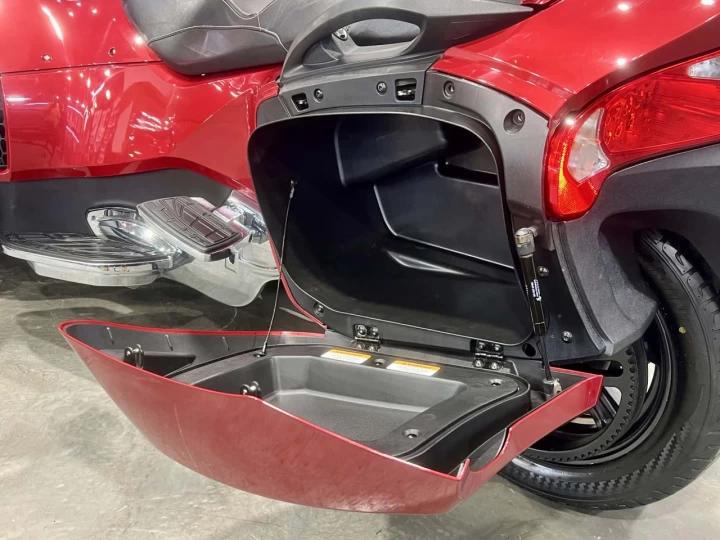 2015 BRP CAN-AM SPYDER RT LIMITED SE-6 (SEMI-AUTOMATIQUE) + ROTAX 1330 cc ACE + SEULEMENT 41302 KM + TOUTE ÉQUPÉE 