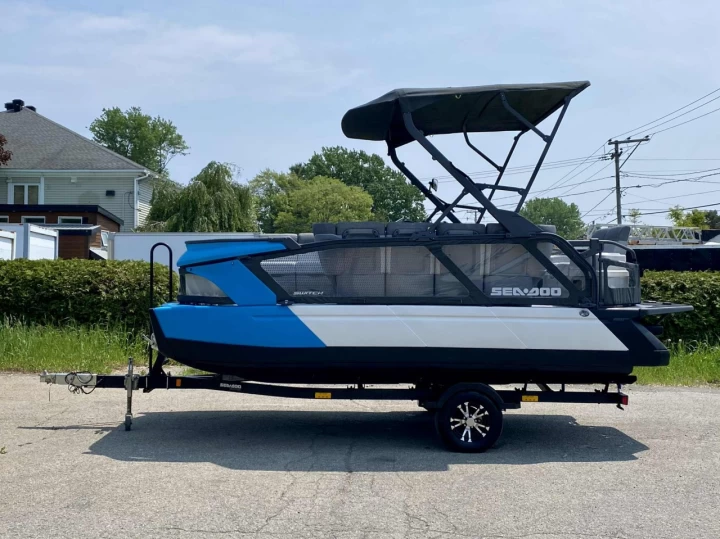 2022 BRP SEA-DOO SWITCH CRUISE 18' + ROTAX 230 HP + IBR + VTS + IDF + GPS + JL AUDIO PREMIUM + TOIT BIMINI + REMORQUE + 43 HR + A1 