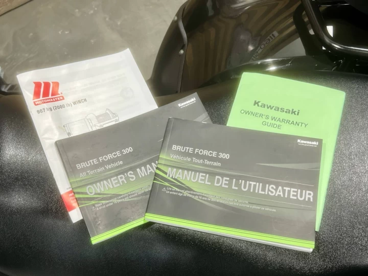 2022 KAWASAKI BRUTE FORCE 300 / KVF 300 / RWD / SEULEMENT 1467 KM + BINE ÉQUIPÉE 
