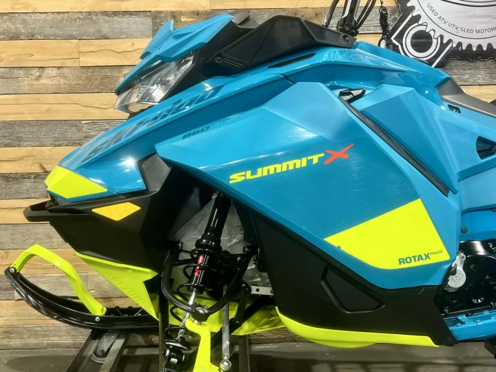2020 BRP SKI-DOO SUMMIT X 850 E-TEC SHOT 165'' + SEULEMENT 2328 KM + PONT NEUF 0 KM + CONDITION A1 