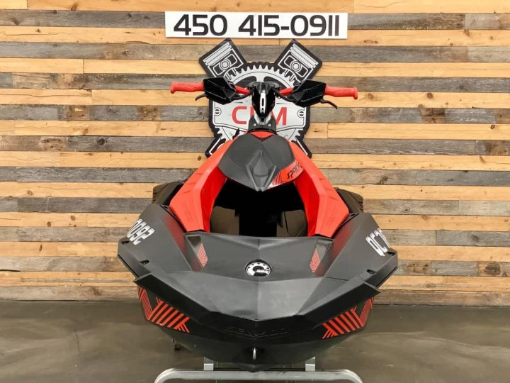 2021 BRP SEA-DOO SPARK TRIXX 2UP + IBR + VTS + SEULEMENT 33 HR + RARE & A1 