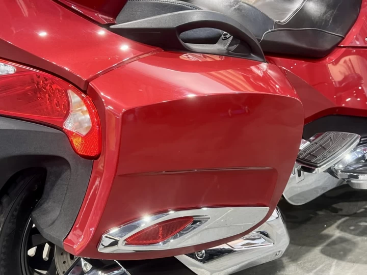 2015 BRP CAN-AM SPYDER RT LIMITED SE-6 (SEMI-AUTOMATIQUE) + ROTAX 1330 cc ACE + SEULEMENT 41302 KM + TOUTE ÉQUPÉE 