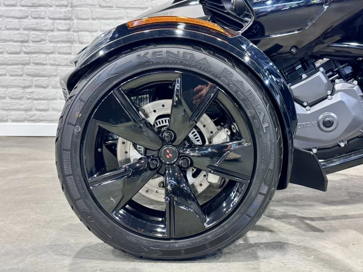 2023 BRP CAN-AM SPYDER F3 SE-6 = SEMI-AUTOMATIQUE + ROTAX 1330 ACE EFI + SEULEMENT 18205 KM + TOUT NOIR + RARE & A1 