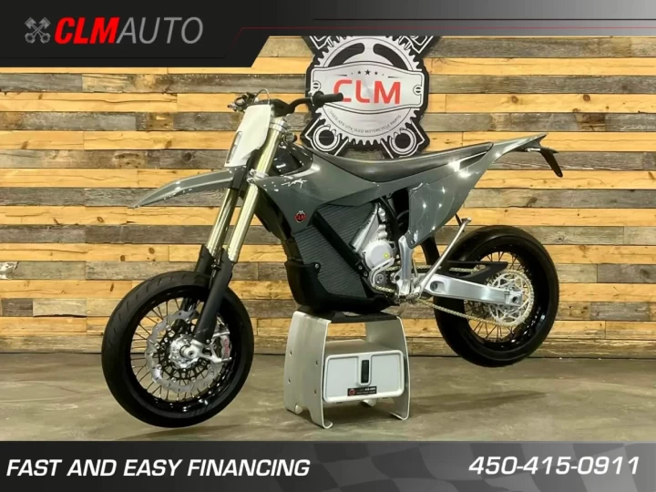 2026 STARK FUTURE VARG SM - SUPERMOTO 100% VE - ELECTRIQUE + MOTO LEGALE SUR ROUTE + 60 H.P @ 80 H.P + GARANTIE DE 2 ANS + RARE 
