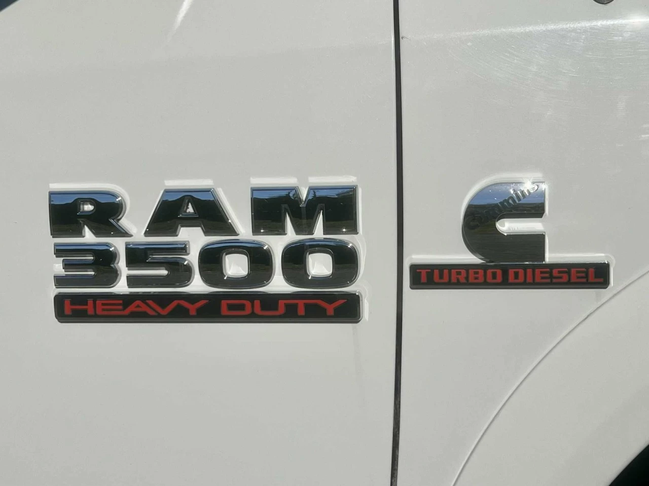 2017 RAM 3500 VERSION LIMITED + CUMMINS 6.7L TURBO DIESEL + CREW CAB + DRW 6 ROUES + TOUTE ÉQUIPÉE + RARE & A1  Main Image