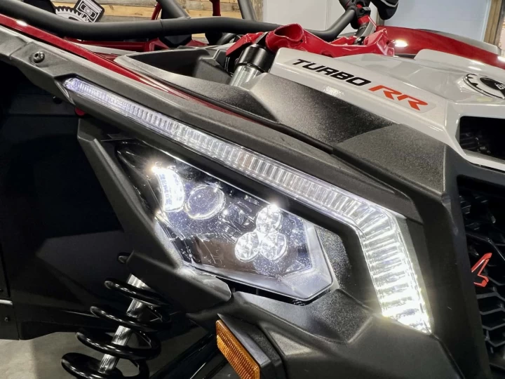 2025 BRP CAN-AM MAVERICK MAX X3 X-RS TURBO ''RR'' 200 H.P + D.P.S + 4X4 + 72'' +4 PASSAGERS + SEULEMENT 1403 KM + RARE & CONDITION A1 