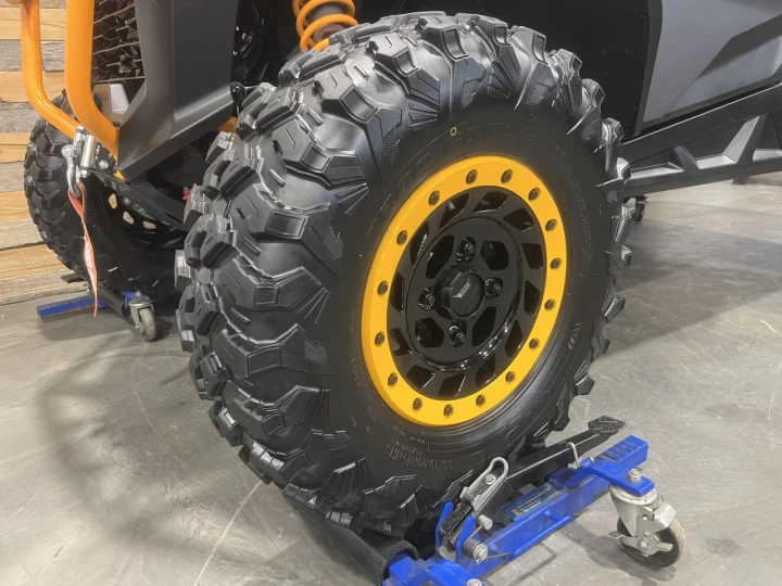 2025 BRP CAN-AM COMMANDER XT-P 1000R EFI + 4WD + DPS + FOX + SEULEMENT 1049 KM + RARE & IMPECCABLE A1 