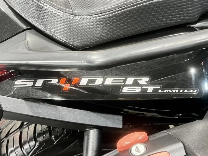 2015 BRP CAN-AM SPYDER ST LIMITED SE-5 (SEMI-AUTOMATIQUE) + BAS KM 26699 KM + GPS + RADIO + SACCOCHE + COULEUR RARE & A1 