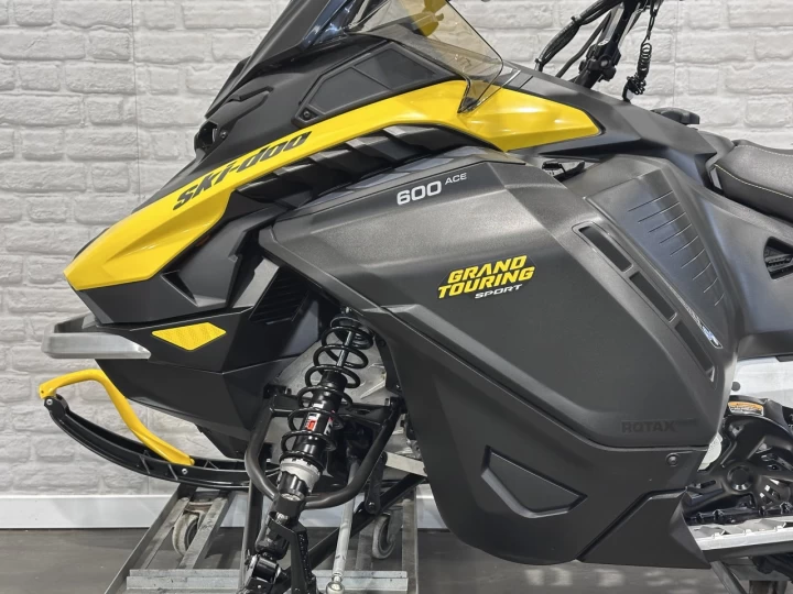 2026 BRP SKI-DOO GRAND TOURING SPORT 600 ACE EFI 137'' + SEULEMENT 1 KM + BANC PASSAGER + REV GEN5 + RARE & A1 