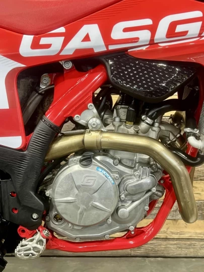 2024 GASGAS MC 450F EFI+ SEULEMENT 50 HR + KIT GRAPHIQUE CUSTON NEUF + RARE $ CONDITION A1 