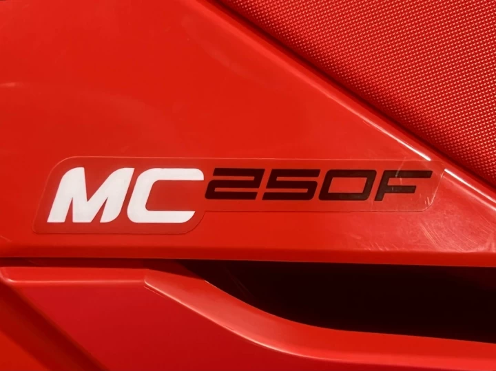 2024 GAS GAS MC 250F EFI + SEULEMENT 3 HR + DEMARREUR ELECTRIQUE + 4 TEMPS + RARE & CONDITION A1 