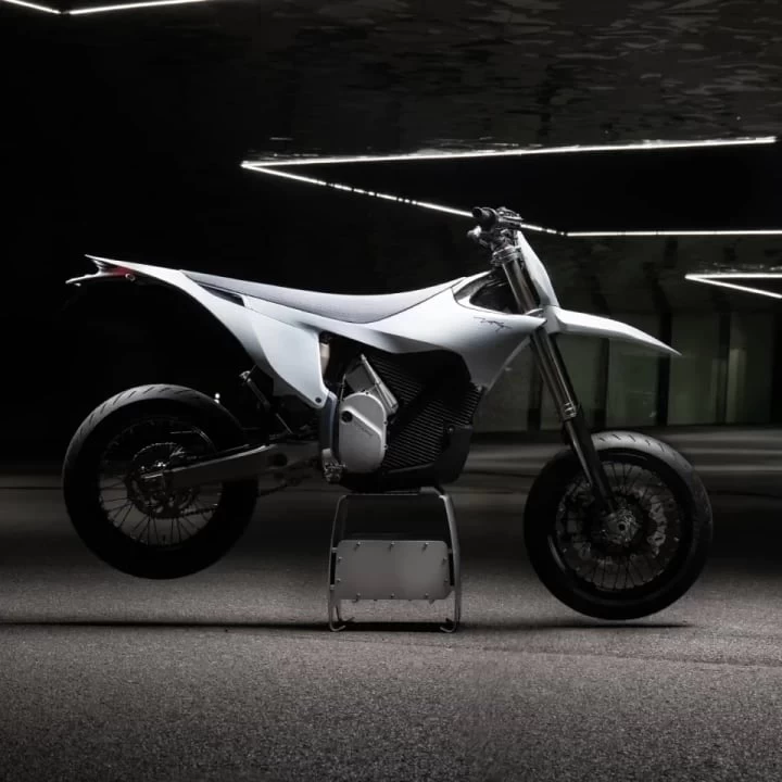 2026 STARK FUTURE VARG SM - SUPERMOTO 100% VE - ELECTRIQUE LEGALE SUR LA ROUTE+ 60 H.P @ 80 H.P + GARANTIE 2 ANS 