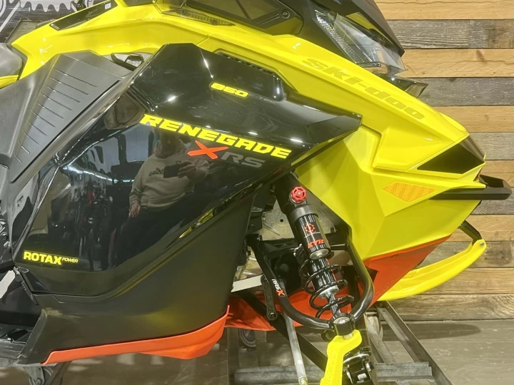 2022 BRP SKI-DOO RENEGADE X-RS 850 E-TEC 137'' + REV GEN4 + MODELE & COULEUR RARE + A1 
