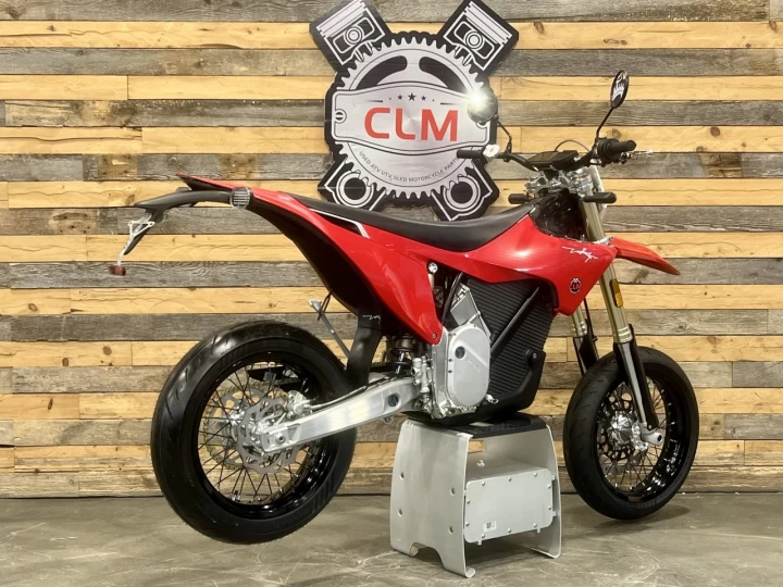 2026 STARK FUTURE VARG SM - SUPERMOTO 100% VE - ELECTRIQUE LEGALE SUR LA ROUTE+ 60 H.P @ 80 H.P + GARANTIE 2 ANS 