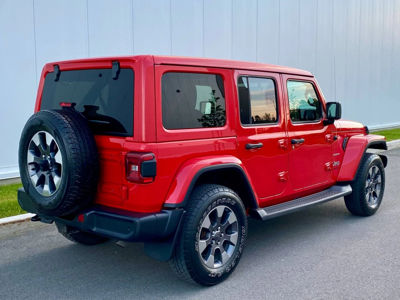 2019 JEEP WRANGLER UNLIMITED EDITION SAHARA 4X4 + TOIT ELECTRIQUE SKY + INYERIEUR CUIR +COULEUR RARE  Image principale
