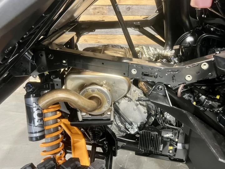 2025 BRP CAN-AM COMMANDER XT-P 1000R EFI + 4WD + DPS + FOX + SEULEMENT 1049 KM + RARE & IMPECCABLE A1 