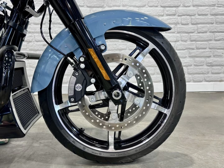 2024 HARLEY DAVIDSON FLTRX ROAD GLIDE 117 c.i = 1923 cc EFI + SEULEMENT 4492 KM + ECRAN 12'' + GARANTIE 2029 + RARE & A1 