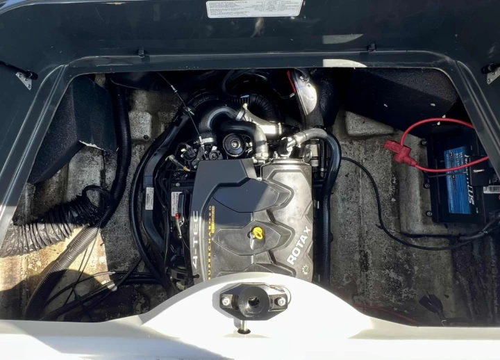 2007 BRP SEA-DOO SPEEDSTER 150 ROTAX 215 HP + TOUR + TOIT BIMINI + RADIO + REMORQUE + SEULEMENT 98 HEURES 