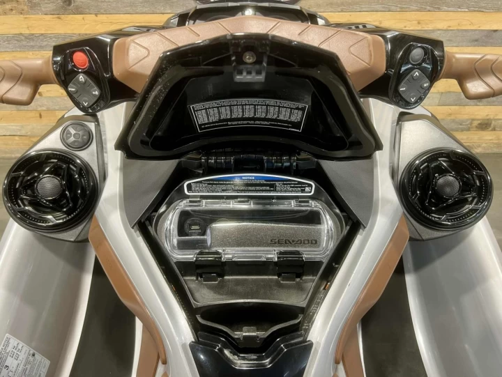 2018 BRP SEA-DOO GTX LIMITED 300 H.P + IBR + VTS + AUDIO PREMIUM + 3 PASSAGERS + 147 HR + RARE & A1 