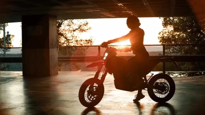 2026 STARK FUTURE VARG SM - SUPERMOTO 100% VE - ELECTRIQUE LEGALE SUR LA ROUTE+ 60 H.P @ 80 H.P + GARANTIE 2 ANS 