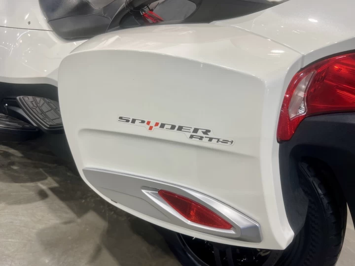 2017 BRP CAN-AM SPYDER RT-S SE-6 (SEMI-AUTOMATIQUE) ROTAX 1330 cc EFI + SEULEMENT 25499 KM + RARE & A1 