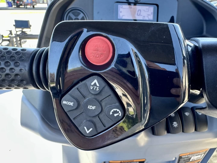 2025 BRP SEA-DOO SWITCH 18' EDITION FISH + ROTAX 230 HP + IBR + VTS + IDF + GPS + AUDIO + TOIT BIMINI + REMORQUE + RARE & A1 
