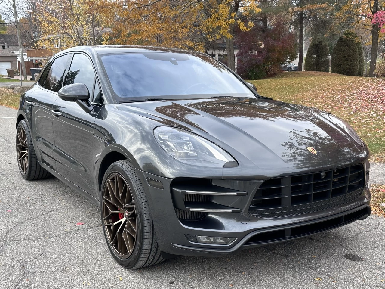 2017 PORSCHE MACAN TURBO + 440 HP AVEC ENS.PERFORMANCE PORSCHE + 4WD + MAGS 21'' + TOUTE ÉQUIPÉE  Image principale