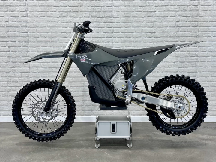 2026 STARK FUTURE VARG 1.2 MX 60 H.P @ 80 H.P + 100% ELECTRIQUE + NEUF + GARANTIE 2 ANS + RARE & A1 