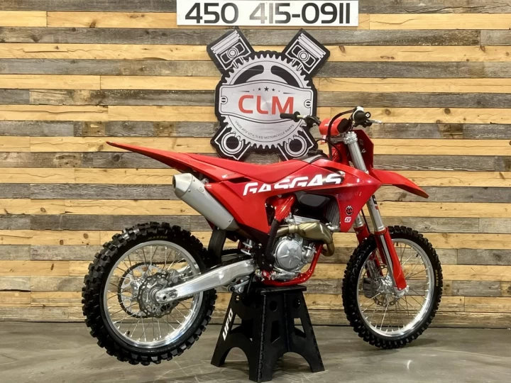 2024 GAS GAS MC 250F EFI + SEULEMENT 3 HR + DEMARREUR ELECTRIQUE + 4 TEMPS + RARE & CONDITION A1 