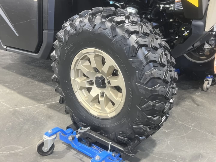 2025 BRP CAN-AM DEFENDER MAX CREW HD-10 LIMITED + 4WD + DPS + 650 KM SEULEMENT + 6 PASSAGERS + TOUTE ÉQUIPÉE+ RARE & A1 