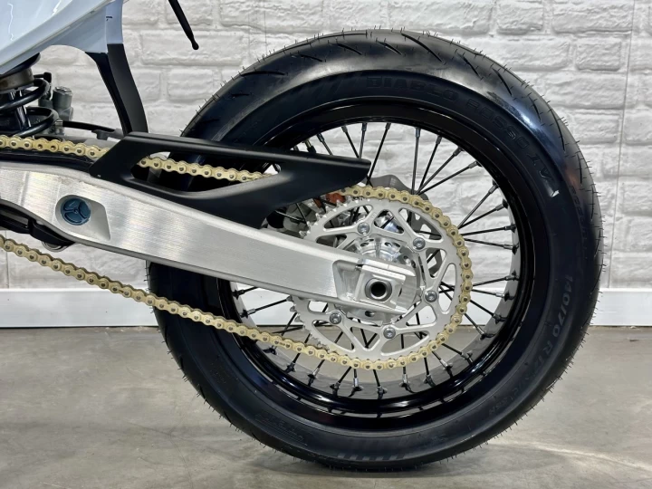 2026 STARK FUTURE VARG SM = SUPERMOTARD 60HP @ 80 HP + 100% VE MOTO ÉLECTRIQUE LÉGALE SUR ROUTE + NEUF + GARANTIE 2 ANS 