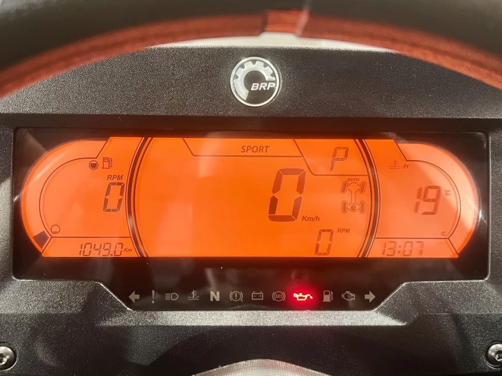 2025 BRP CAN-AM COMMANDER XT-P 1000R EFI + 4WD + DPS + FOX + SEULEMENT 1049 KM + RARE & IMPECCABLE A1 