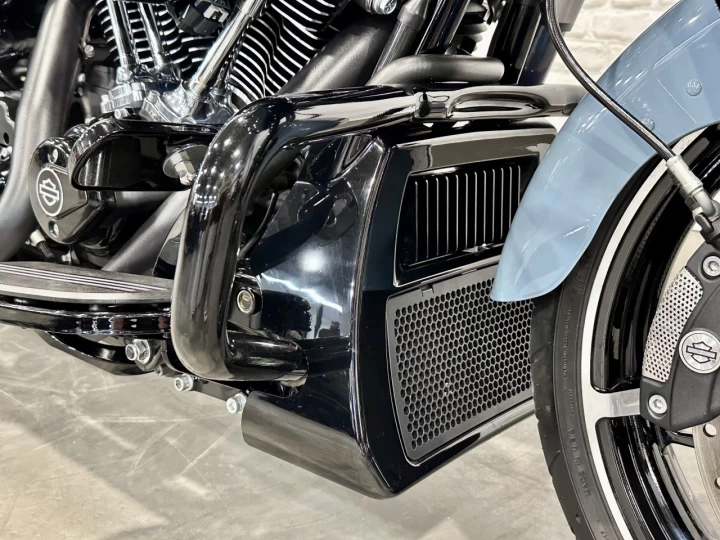 2024 HARLEY DAVIDSON FLTRX ROAD GLIDE 117 c.i = 1923 cc EFI + SEULEMENT 4492 KM + ECRAN 12'' + GARANTIE 2029 + RARE & A1 