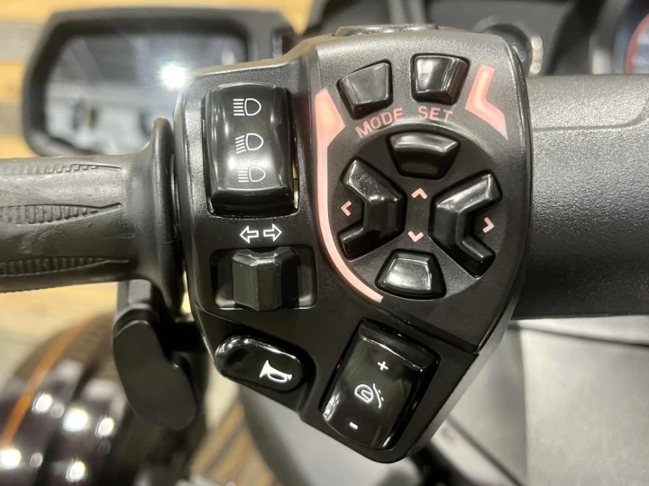 2013 BRP CAN-AM SPYDER RT LIMITED SE-5 (semi-automatique) 61598 KM + RADIO + GPS + SUSPENSION A AIR + ENSEMBLE CHROME 