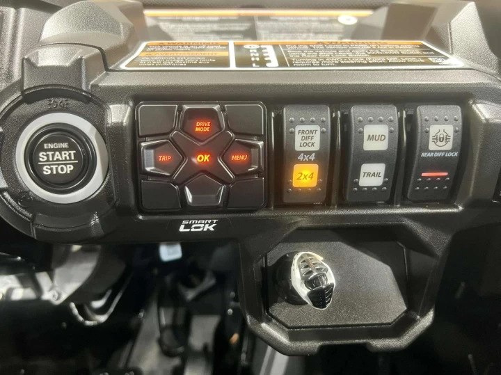 2023 BRP CAN-AM COMMANDER MAX CREW 1000R EFI + 4X4 + DPS + SEULEMENT 154 KM / 17 HR + 4 PASSAGERS + RARE & A1 
