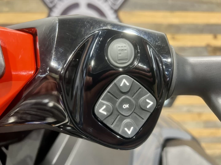 2024 BRP SEA-DOO RXT-X 325 H.P + IBR + VTS + PREMIUM AUDIO + TECH PKG + 40 HR + 3 PASSAGERS + RARE 