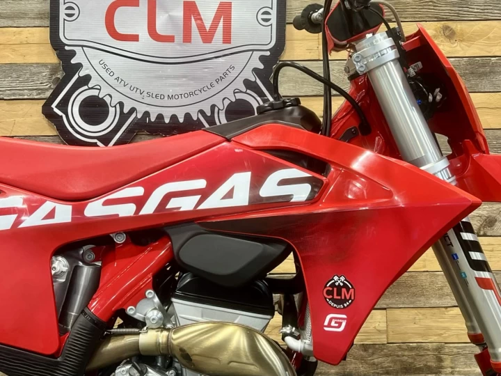 2024 GAS GAS MC 250F EFI + SEULEMENT 3 HR + DEMARREUR ELECTRIQUE + 4 TEMPS + RARE & CONDITION A1 