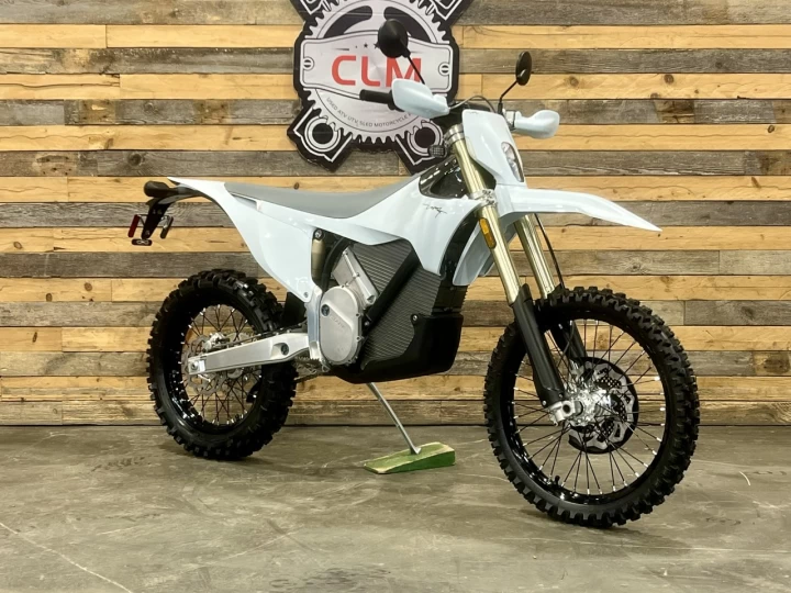 2025 STARK FUTURE VARG EX 60 H.P @ 80 H.P + LÉGALE SUR LA ROUTE + 0KM NEUVE + 2 ANS DE GARANTIE 