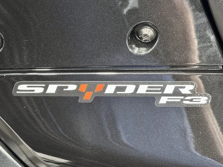 2023 BRP CAN-AM SPYDER F3 SE-6 = SEMI-AUTOMATIQUE + ROTAX 1330 ACE EFI + SEULEMENT 18205 KM + TOUT NOIR + RARE & A1 