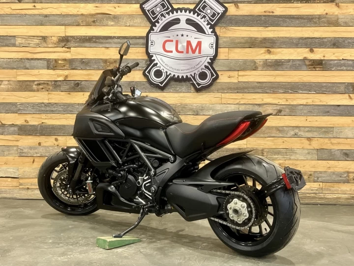 2017 DUCATI DIAVEL 1198 EFI + EDITION DARK + 42259  KM + PNEU 240 mm ARRIERE NEUF 0 KM + RARE & CONDITION A1 